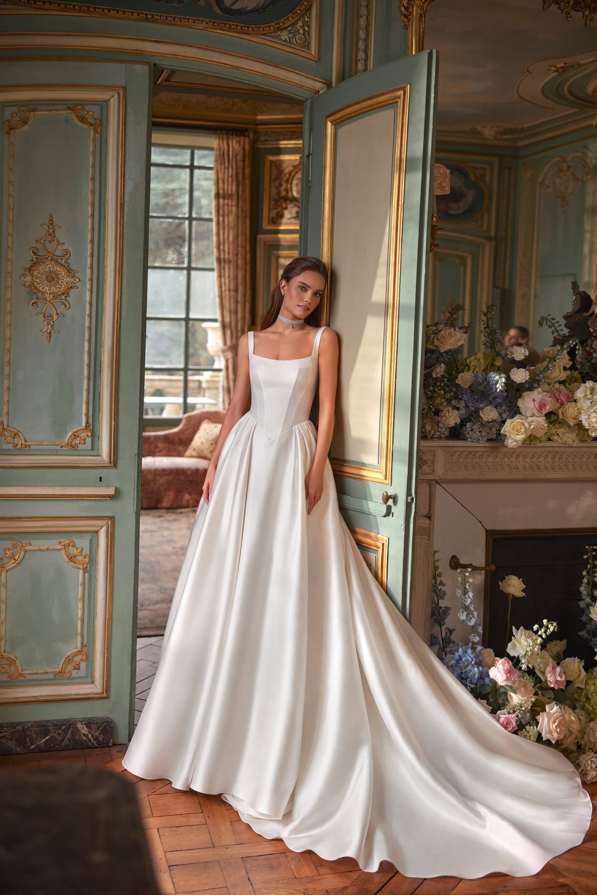 Abito da sposa Aretuza – uno scollo quadrato dalle linee essenziali, spalline sottili e un’ampia gonna in raso.