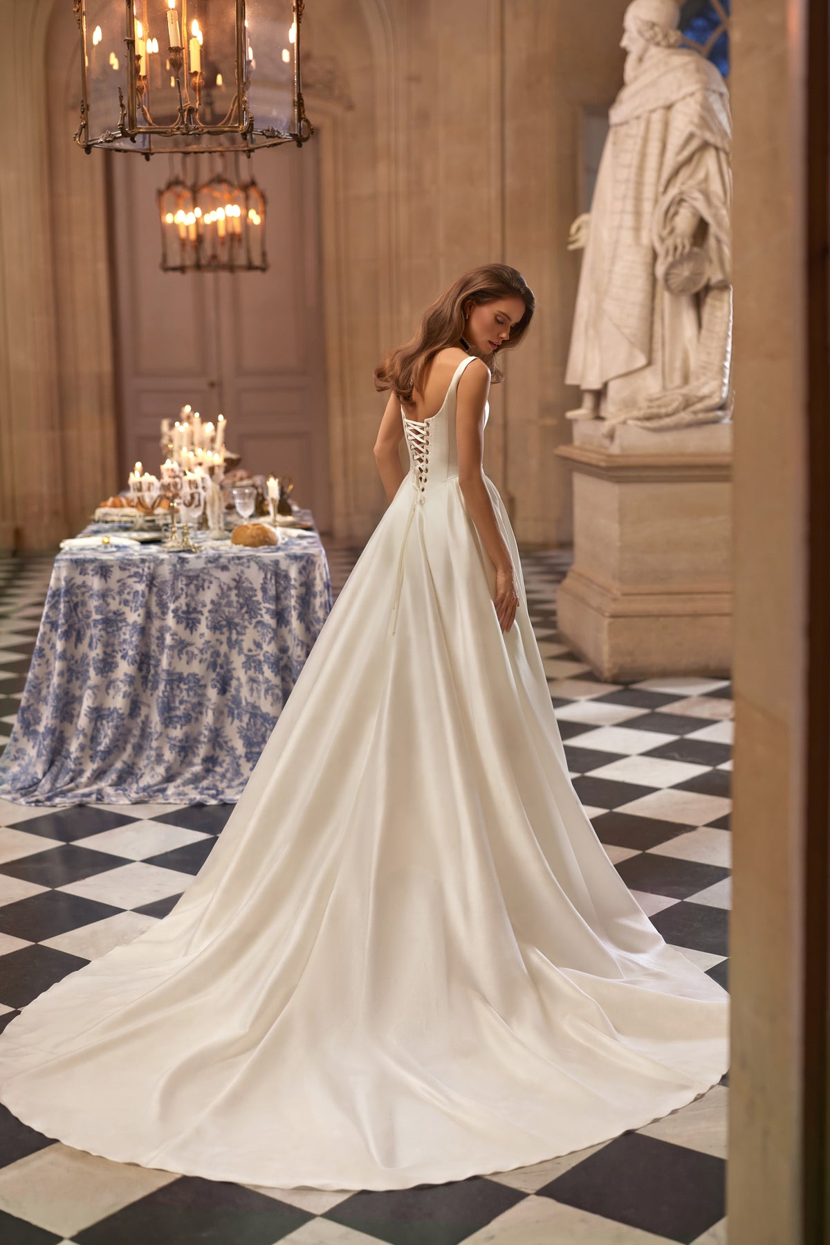 Abito da sposa Aretuza della collezione Something Blue 2027 – uno scollo quadrato dalle linee essenziali, spalline sottili e un’ampia gonna in raso.