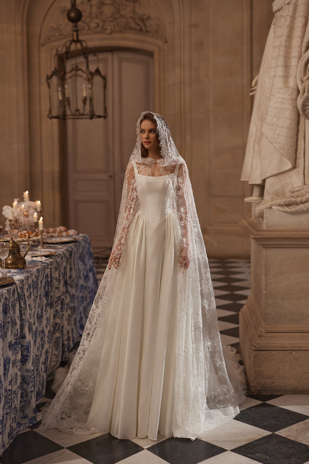 Abito da sposa Aretuza – abito da sposa con uno scollo quadrato dalle linee essenziali, spalline sottili e un’ampia gonna in raso, DAMA Couture.