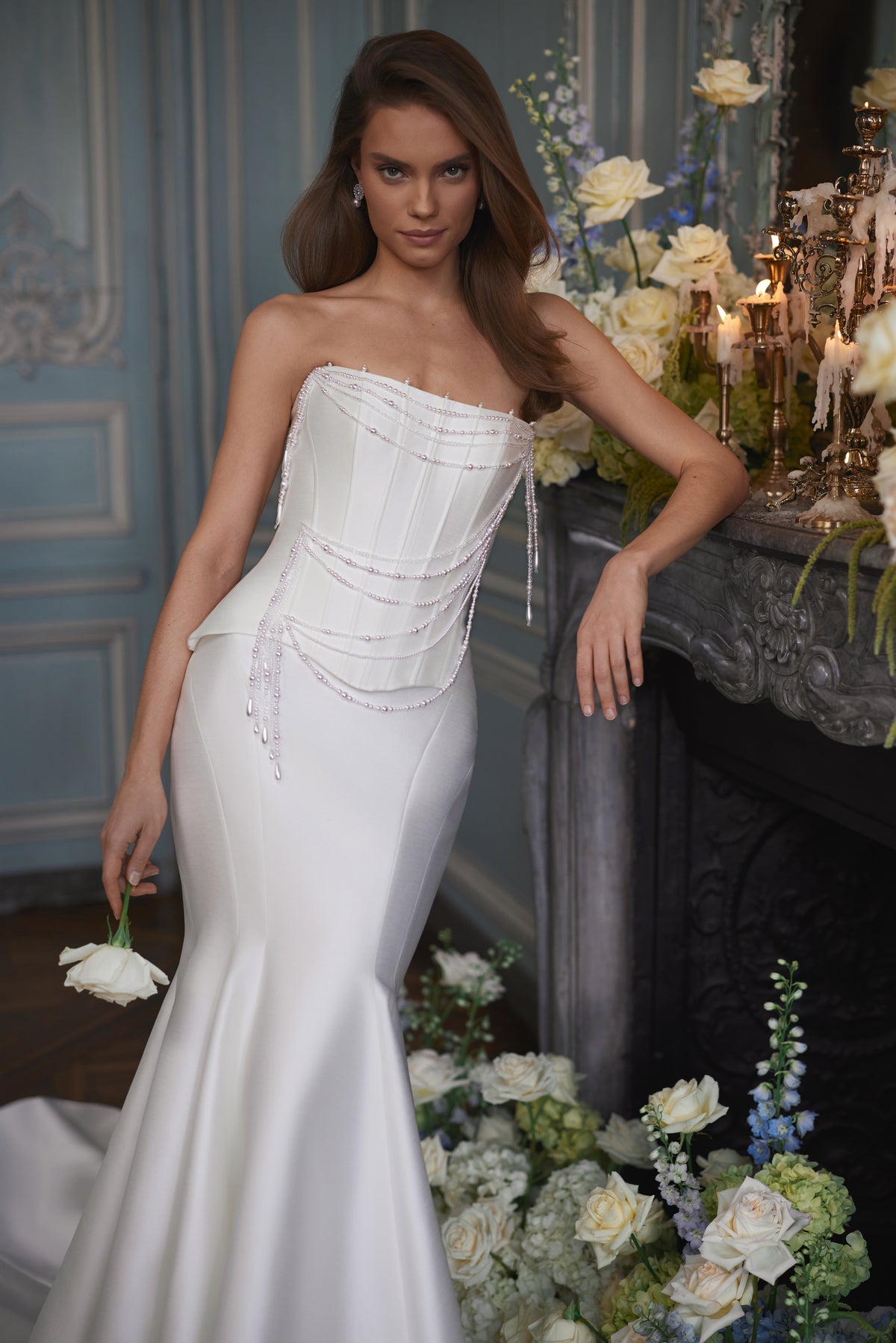 Abito da sposa Armance – un corpetto a corsetto drappeggiato con fili di perle.