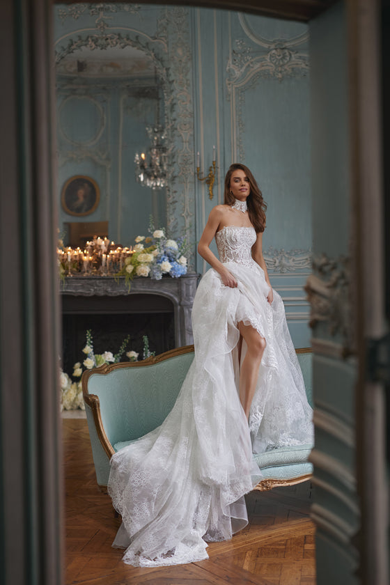 Abito da sposa Barbarella – abito da sposa a trapezio con un corpetto scolpito senza spalline e una gonna in pizzo floreale.