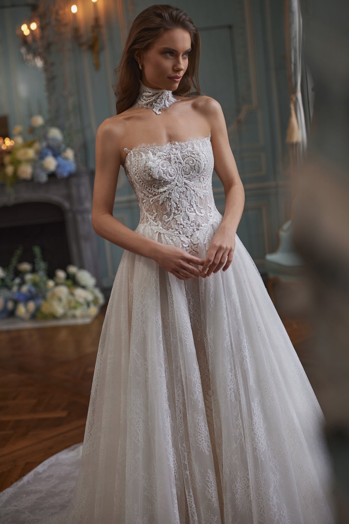 Abito da sposa Barbarella – un corpetto scolpito senza spalline e una gonna in pizzo floreale.