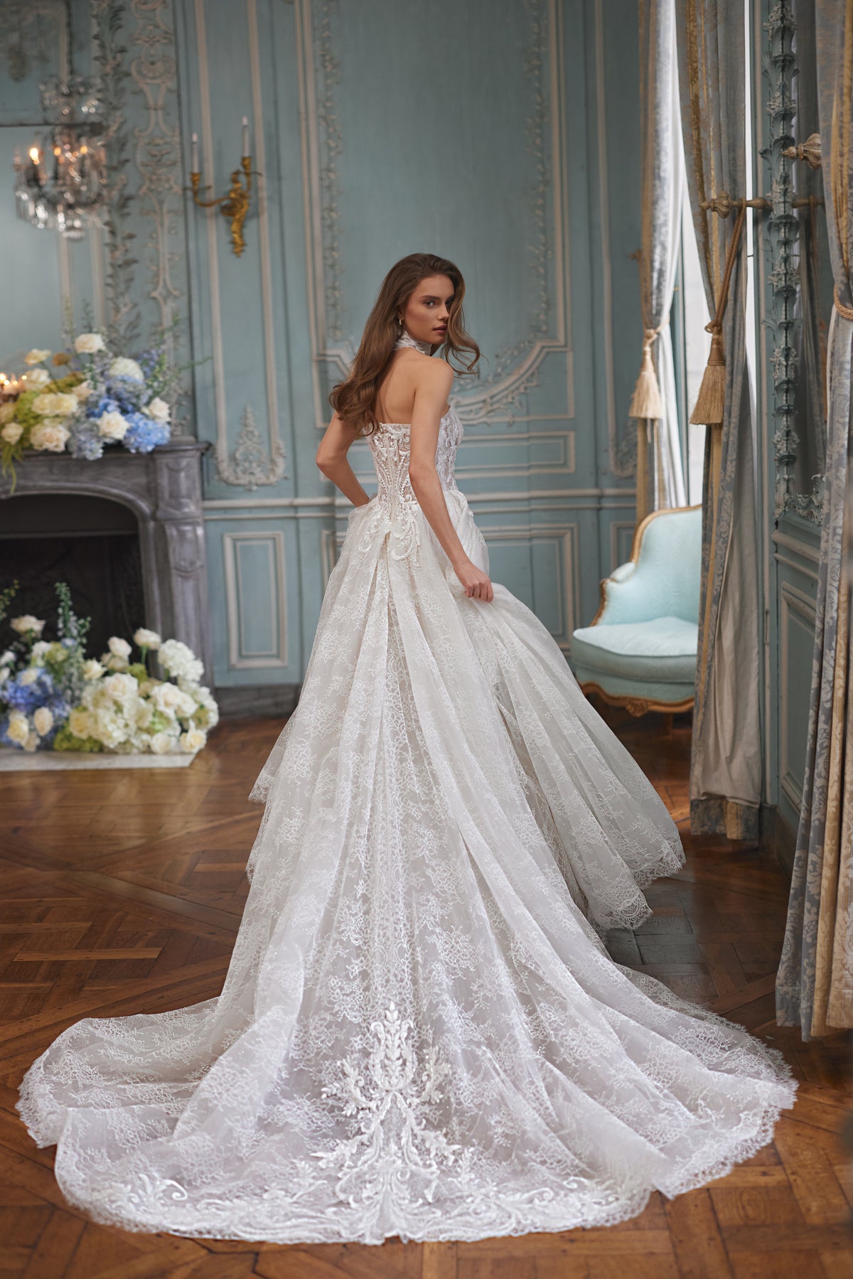Abito da sposa Barbarella – un corpetto scolpito senza spalline e una gonna in pizzo floreale, DAMA Couture Something Blue 2027.