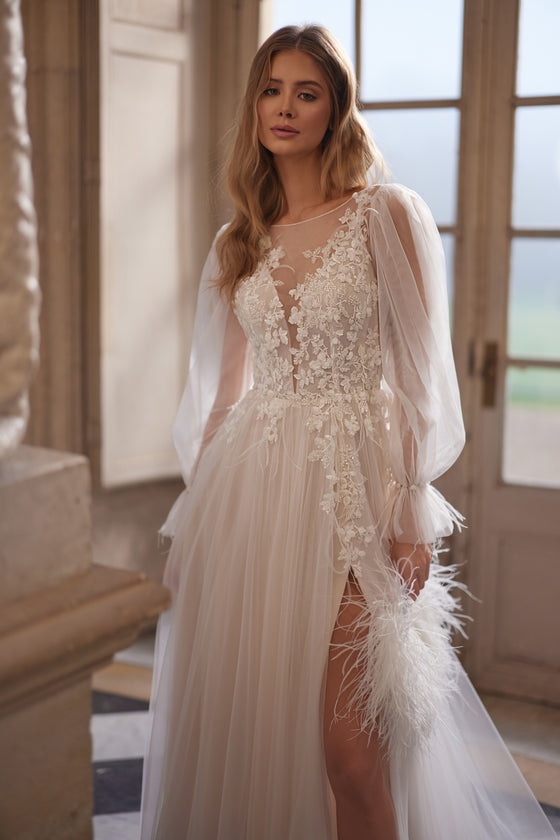 Abito da sposa Blair – abito da sposa a trapezio con un corpetto floreale trasparente e maniche ampie e leggere.