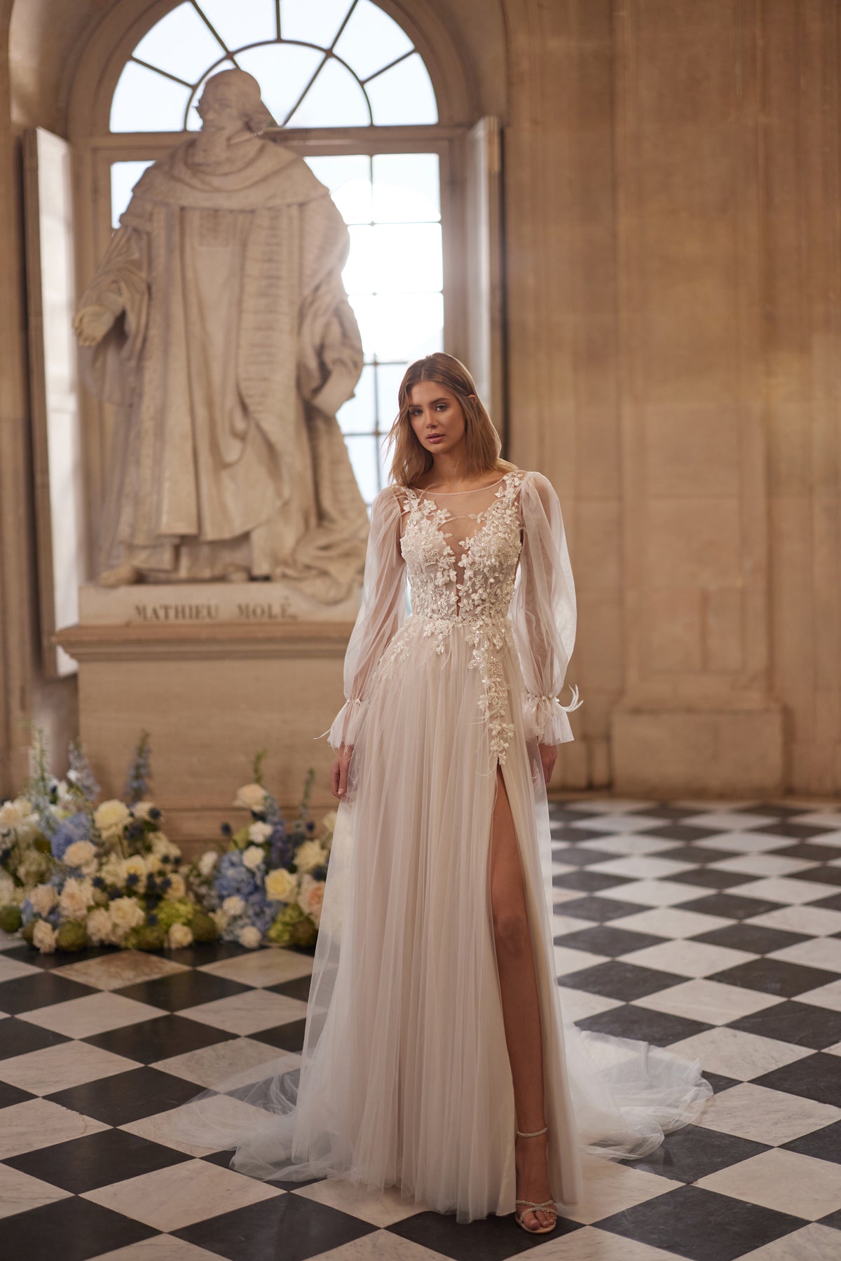 Abito da sposa Blair – un corpetto floreale trasparente e maniche ampie e leggere.