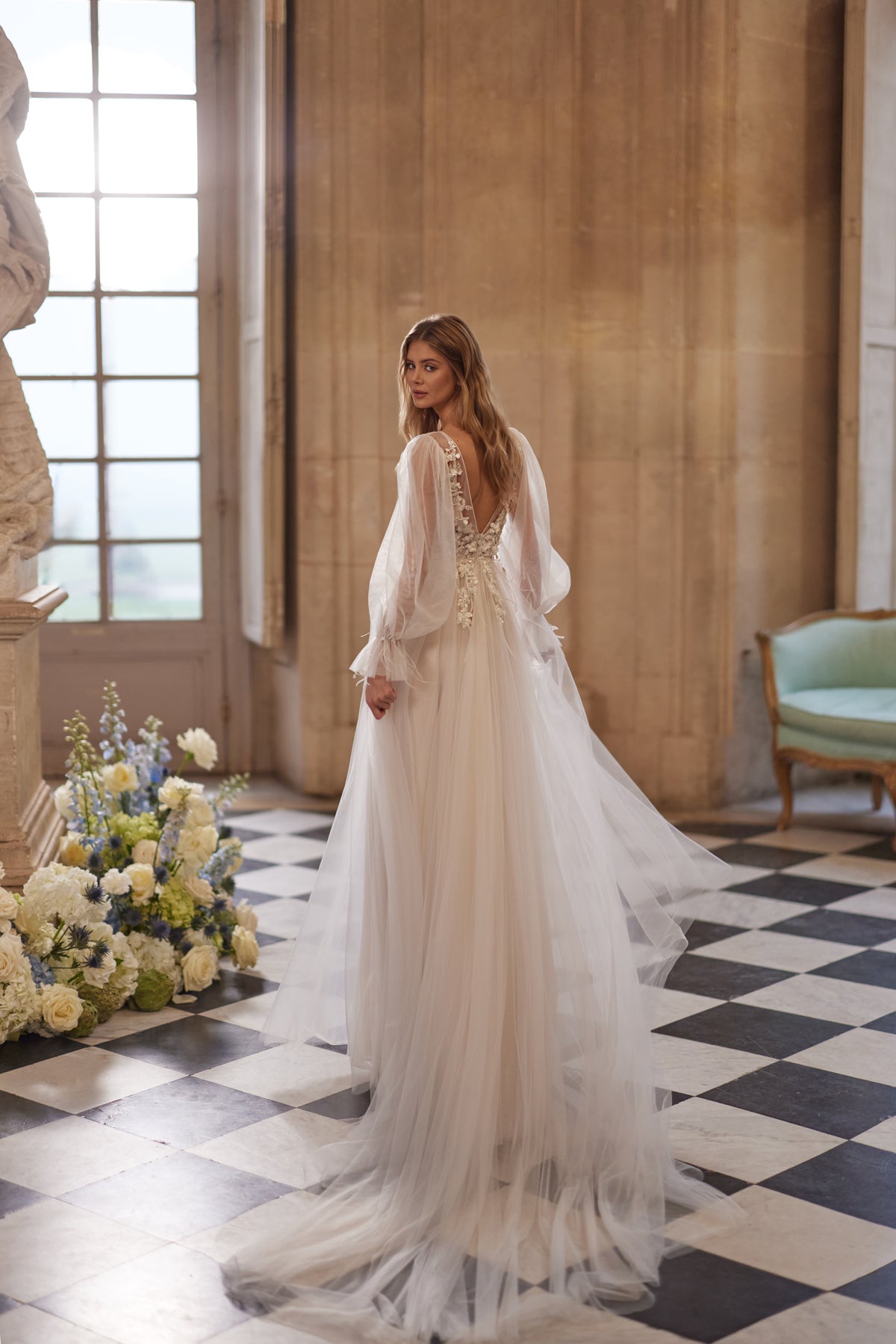 Abito da sposa Blair – un corpetto floreale trasparente e maniche ampie e leggere, DAMA Couture Something Blue 2027.