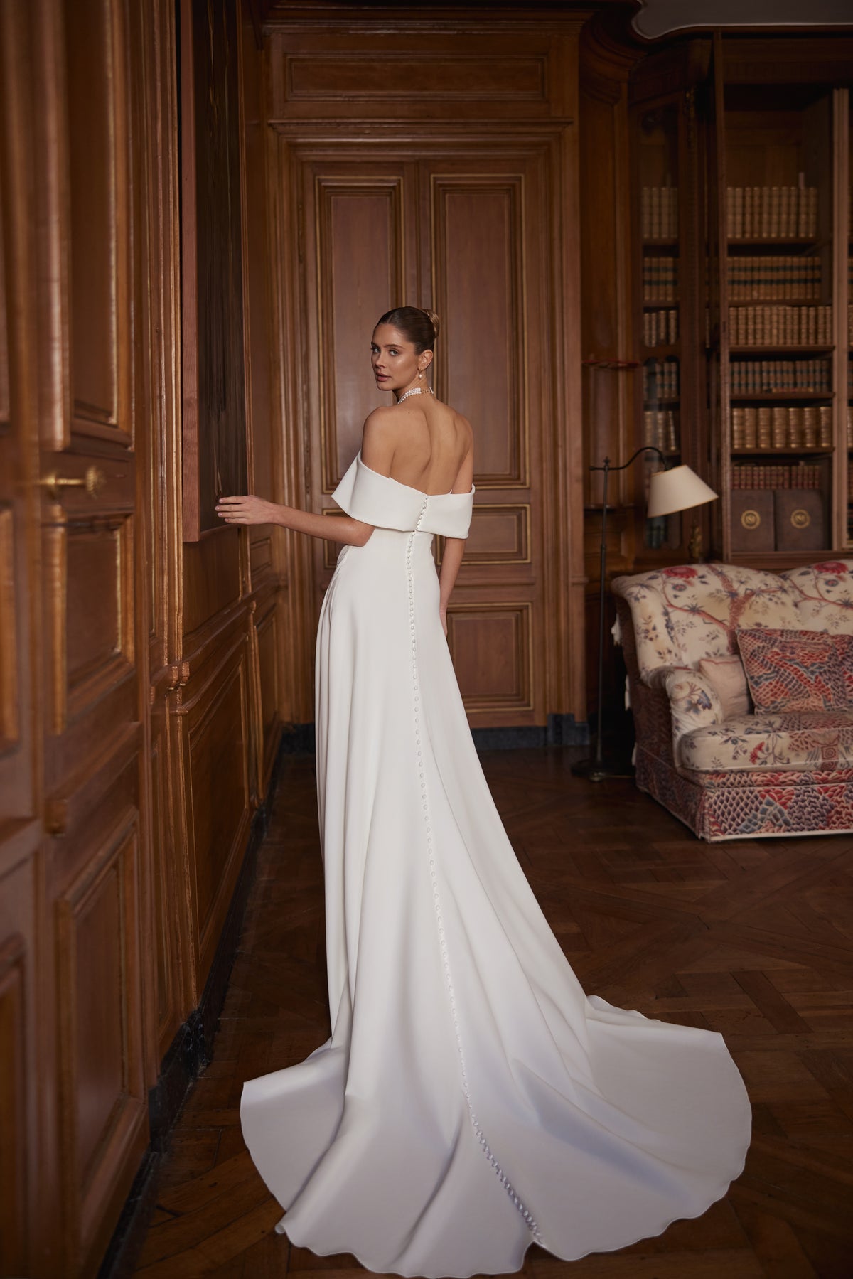 Abito da sposa Calliope – un ampio scollo che lascia le spalle scoperte e una gonna in raso dalle linee essenziali con spacco, DAMA Couture Something Blue 2027.