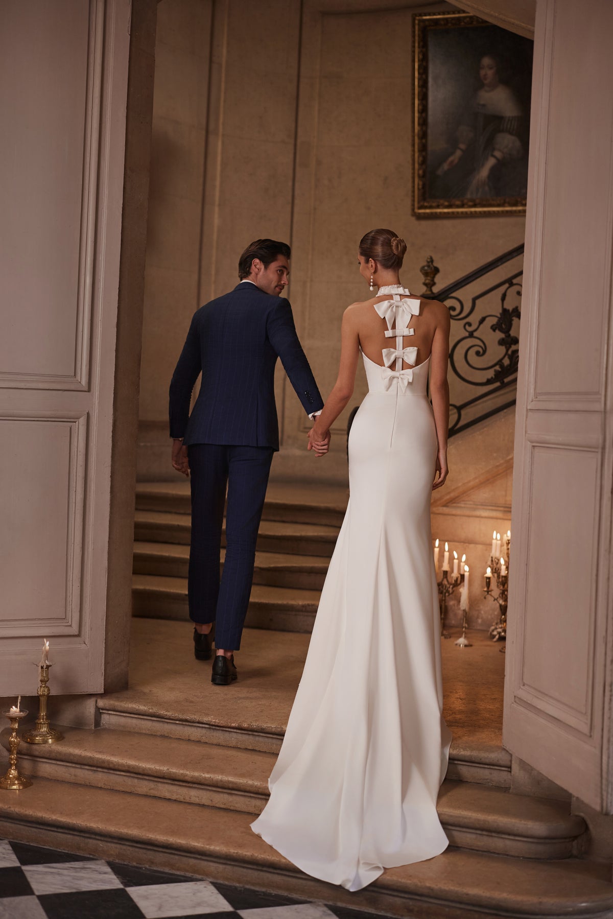 Abito da sposa Camilla – un collo all’americana decorato di perle, drappeggi incrociati e uno spacco alto fino alla coscia.
