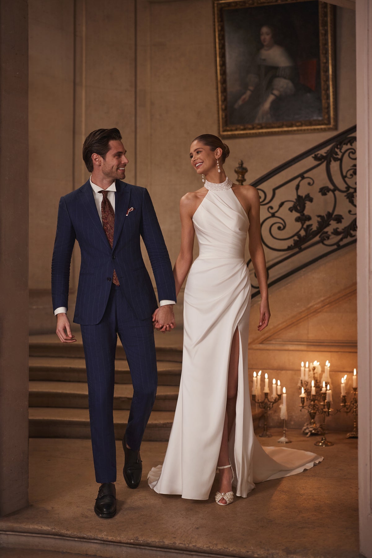 Abito da sposa Camilla della collezione Something Blue 2027 – un collo all’americana decorato di perle, drappeggi incrociati e uno spacco alto fino alla coscia.