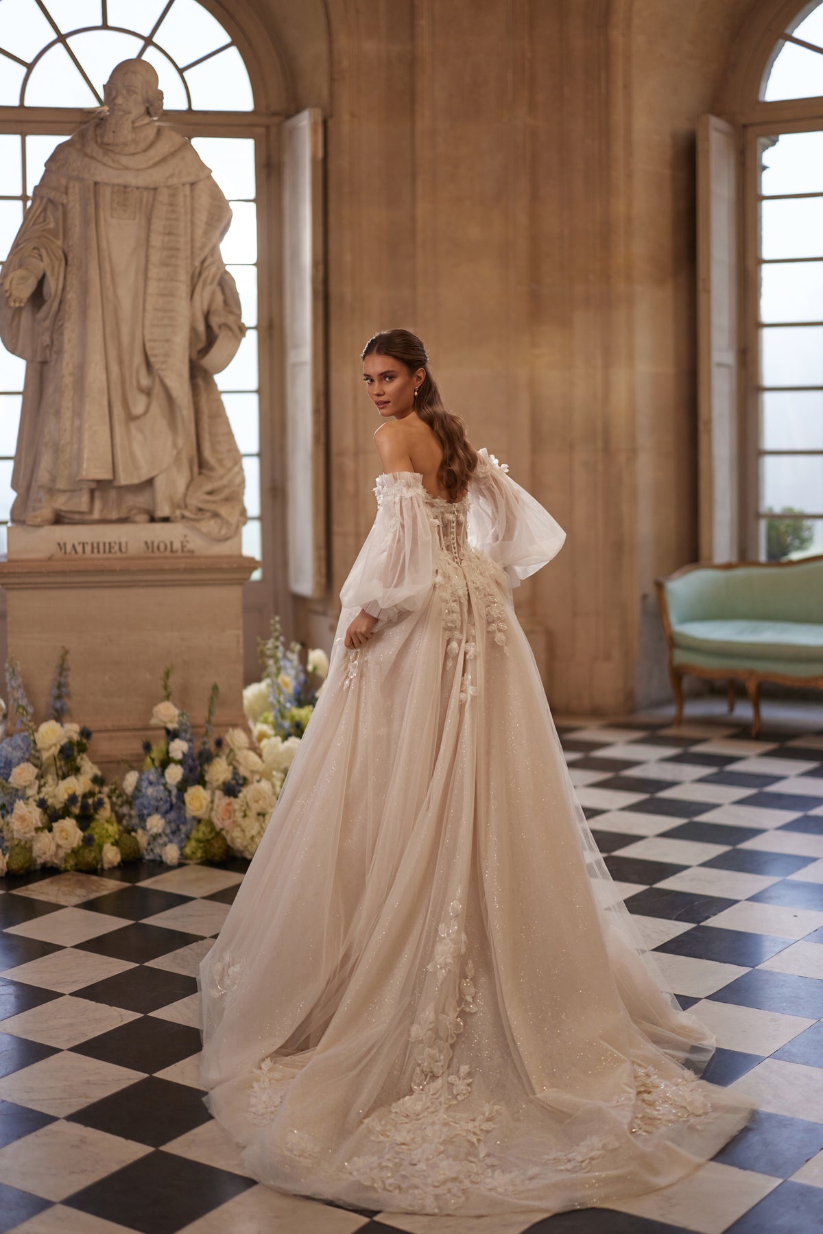 Abito da sposa Celestine – uno scollo aperto, leggere maniche che lasciano le spalle scoperte e fiori in 3D.