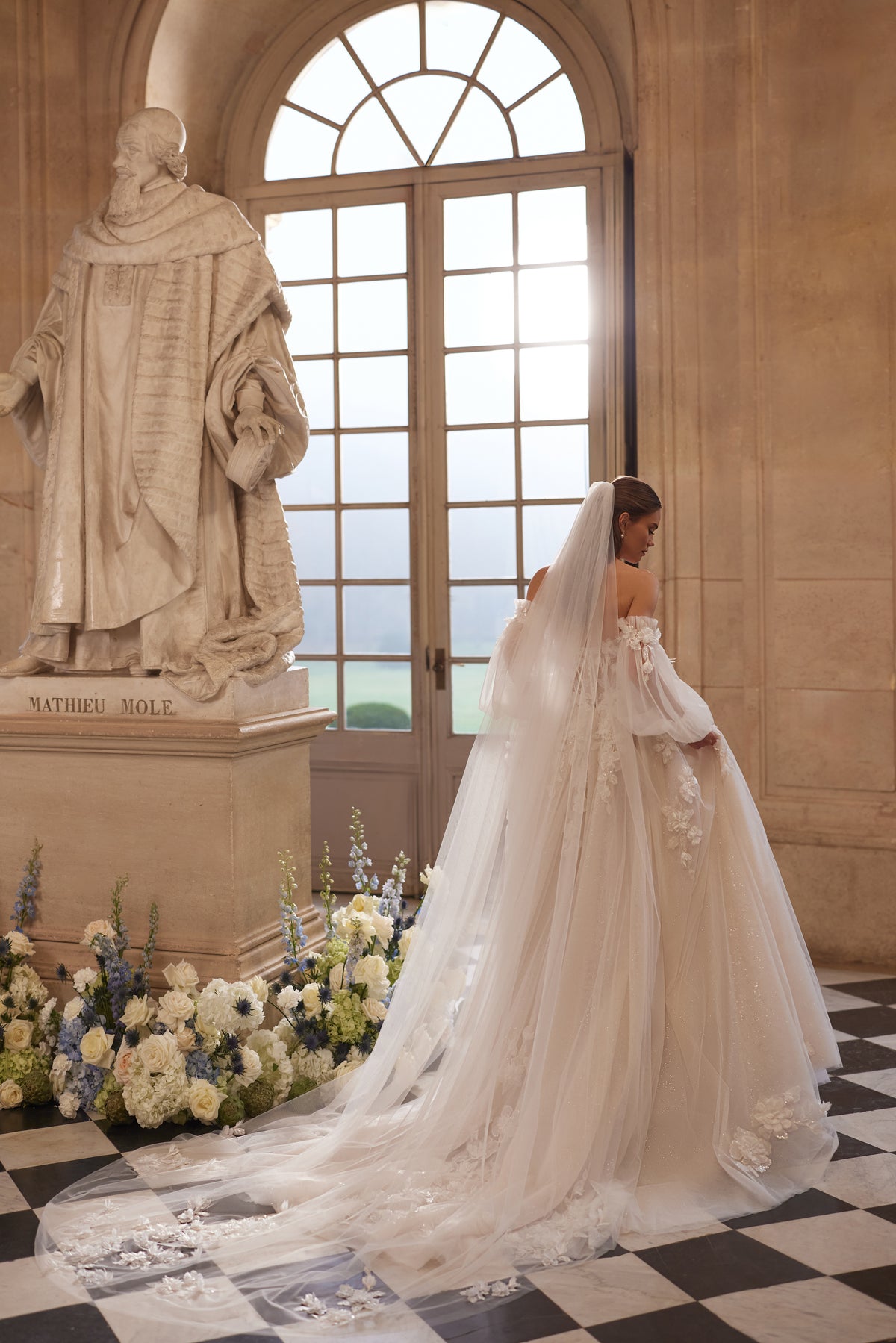 Velo Celestine: morbido velo in tulle che incornicia le spalle, indossato con l’abito da sposa Celestine.