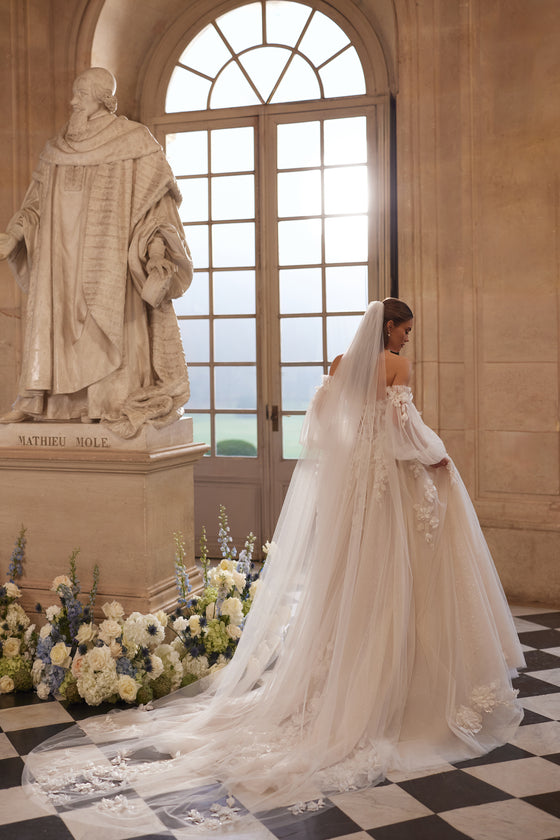 Velo Celestine: morbido velo in tulle che incornicia le spalle, indossato con l’abito da sposa Celestine.