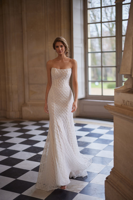 Abito da sposa Chanin – abito da sposa a sirena con uno scollo senza spalline dalle linee essenziali e una silhouette aderente decorata di perline.
