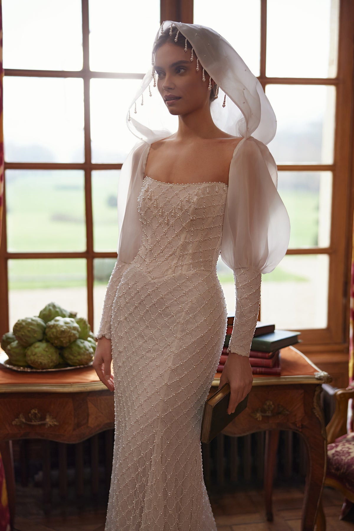 Abito da sposa Chanin – uno scollo senza spalline dalle linee essenziali e una silhouette aderente decorata di perline.