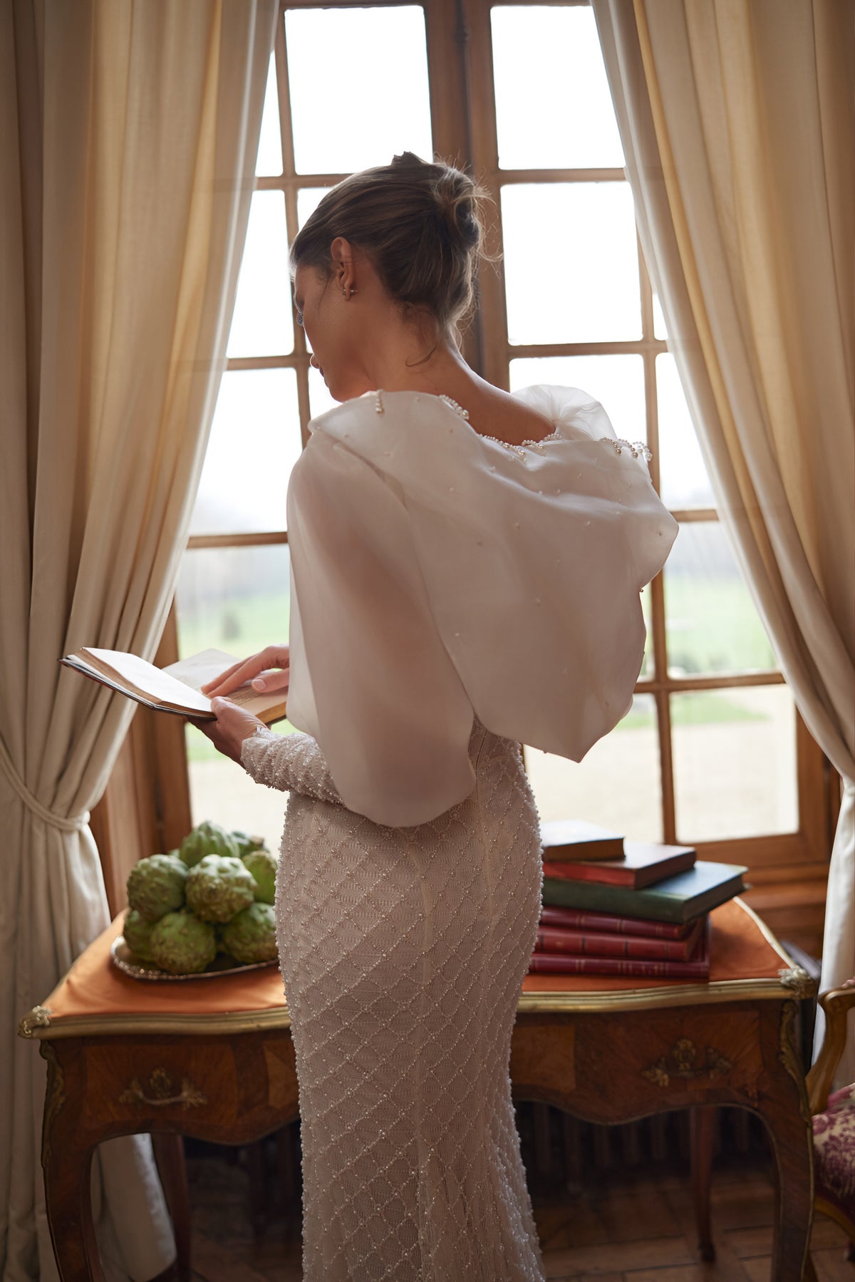 Abito da sposa Chanin – uno scollo senza spalline dalle linee essenziali e una silhouette aderente decorata di perline, DAMA Couture Something Blue 2027.