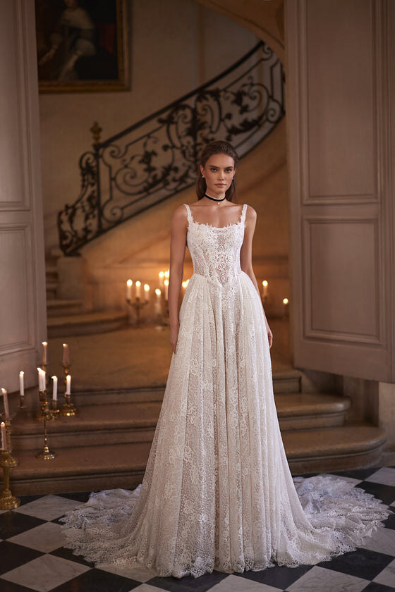Abito da sposa Chantira – abito da sposa a trapezio con uno scollo leggermente squadrato e una gonna interamente in pizzo.
