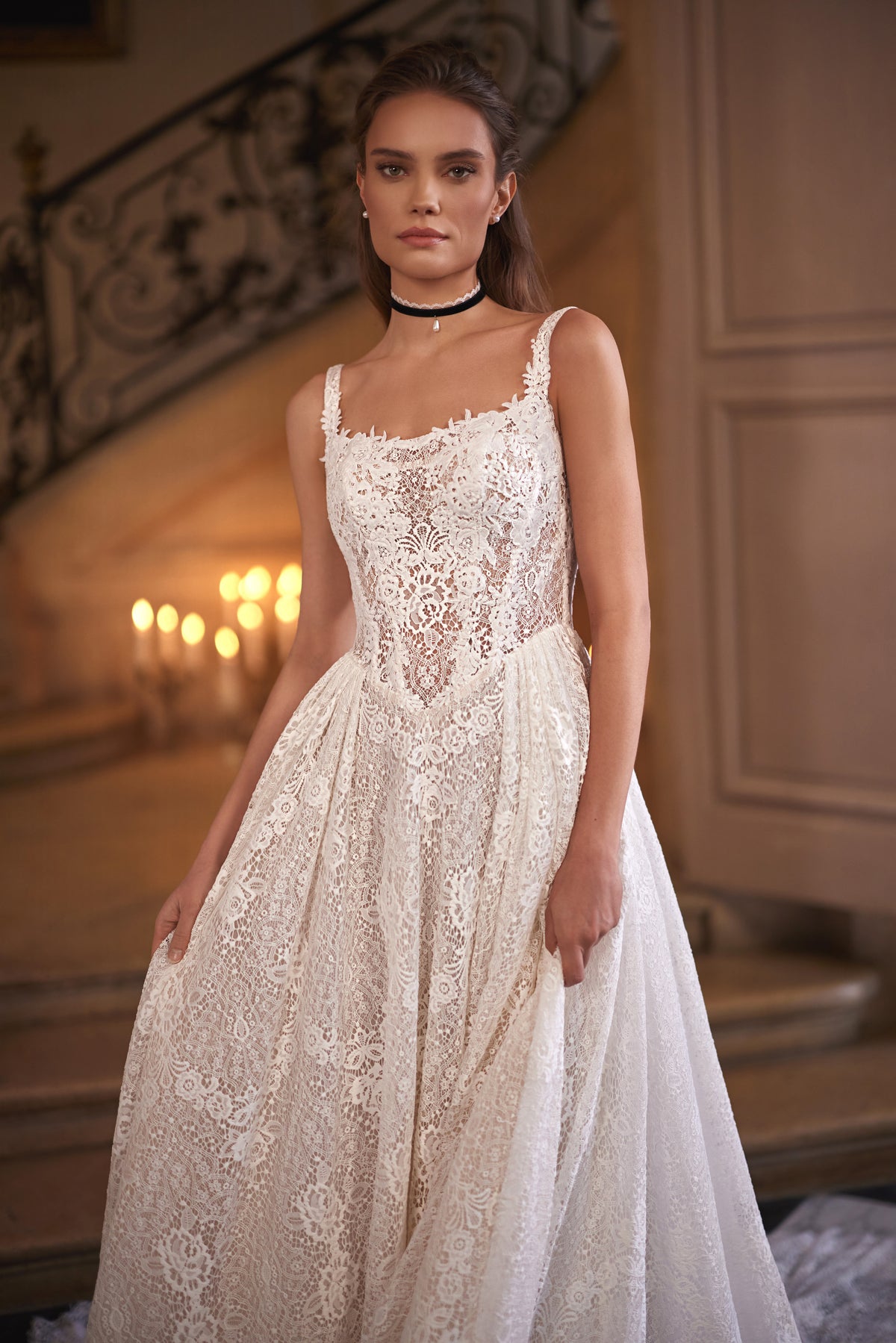 Abito da sposa Chantira – uno scollo leggermente squadrato e una gonna interamente in pizzo.