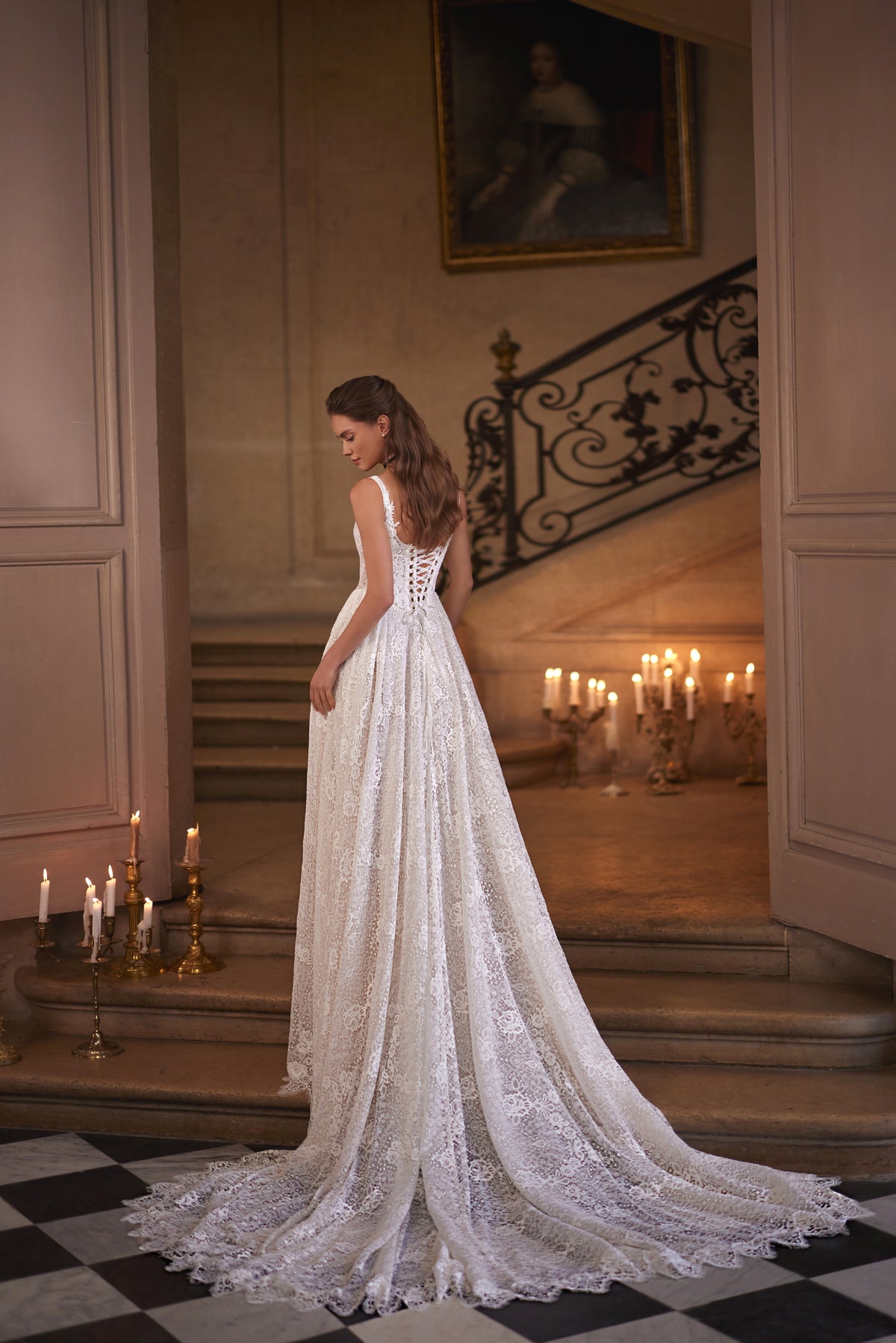 Abito da sposa Chantira – uno scollo leggermente squadrato e una gonna interamente in pizzo, DAMA Couture Something Blue 2027.