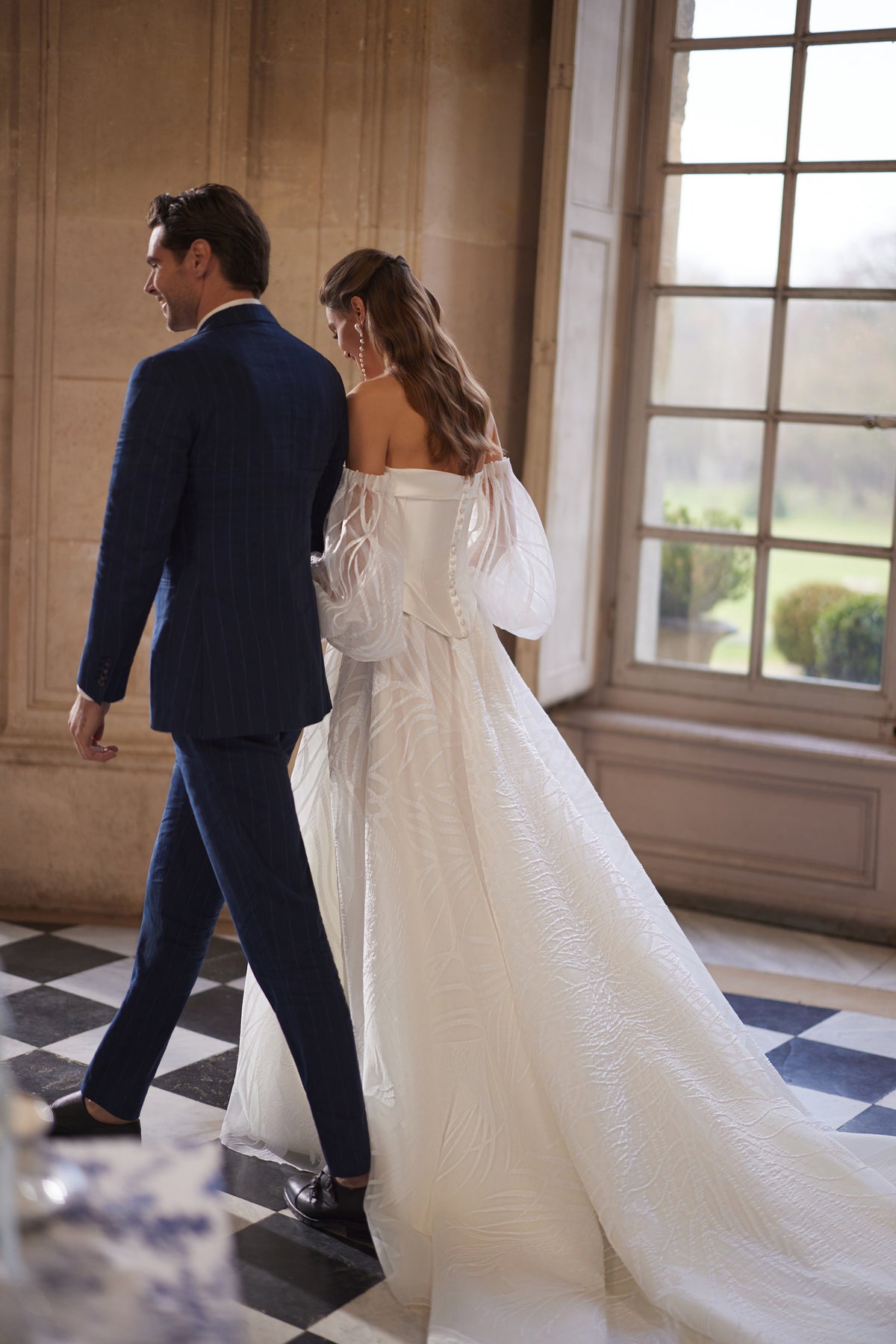 Corsetto Charlize – abito da sposa a trapezio con un corsetto senza spalline dalle linee essenziali, abbinato a voluminose maniche che lasciano le spalle scoperte.