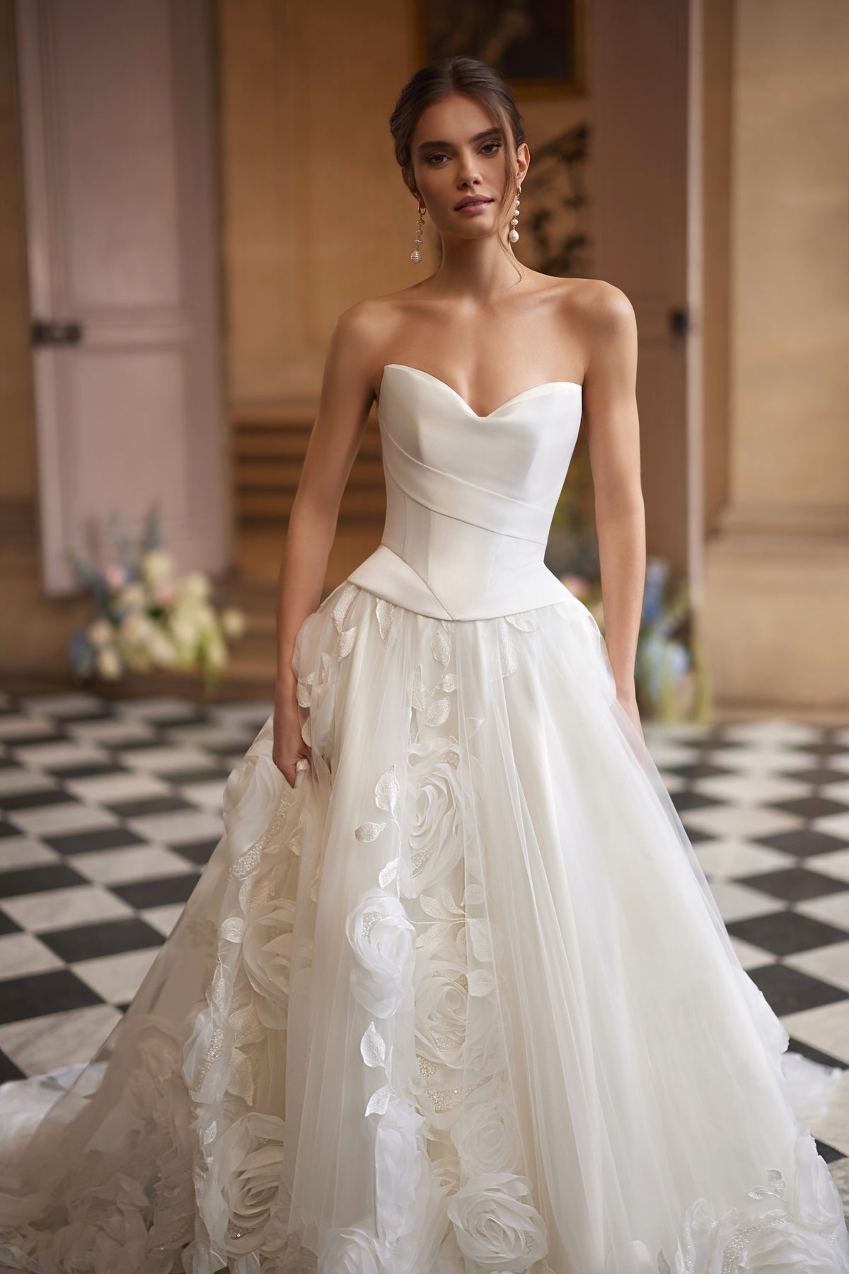 Corsetto + gonna Cornellia – abito da sposa a trapezio con un corsetto drappeggiato in modo asimmetrico e una gonna ampia a strati.
