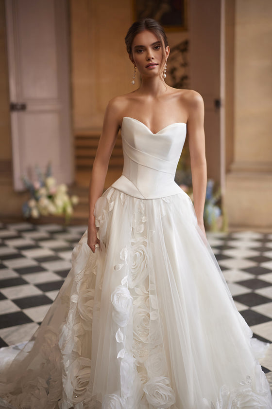 Corsetto + gonna Cornellia – abito da sposa a trapezio con un corsetto drappeggiato in modo asimmetrico e una gonna ampia a strati.