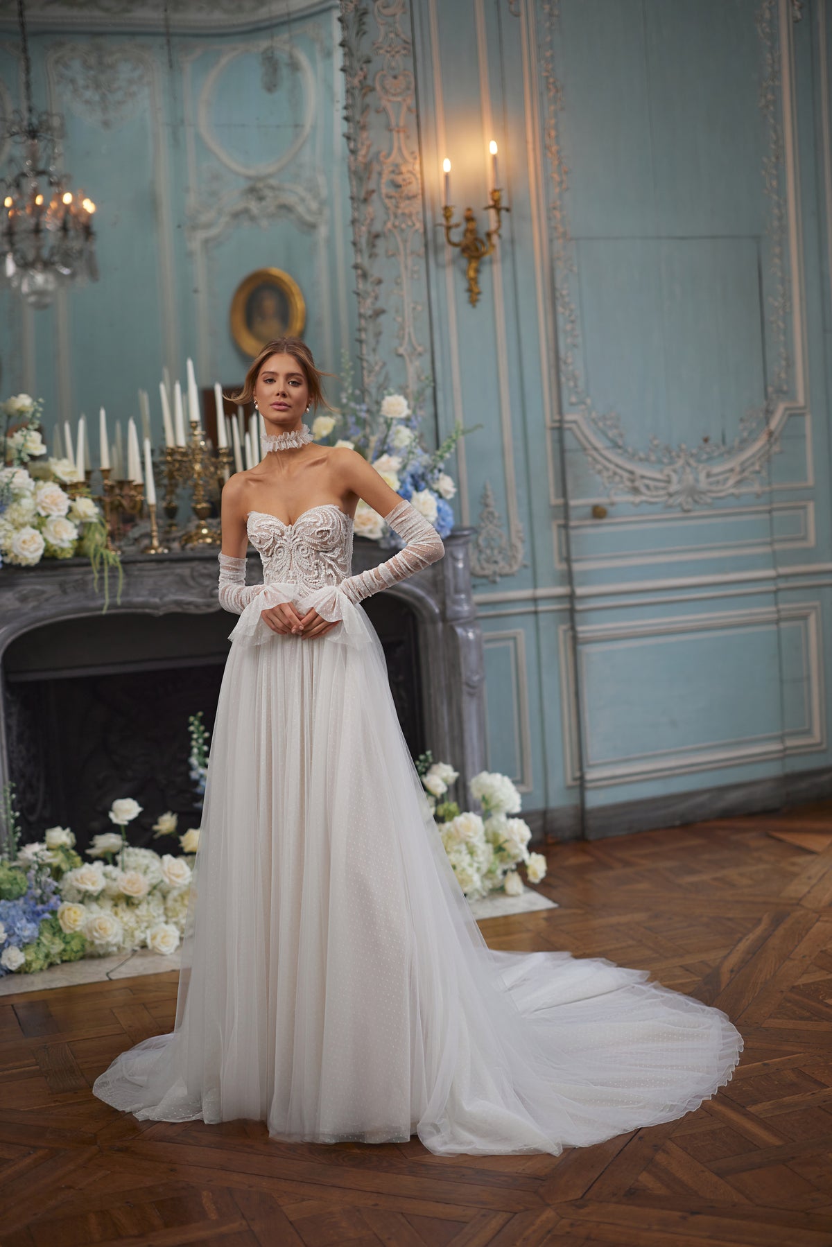 Abito da sposa Dothea – un corpetto scolpito senza spalline, percorso da dettagli luminosi.