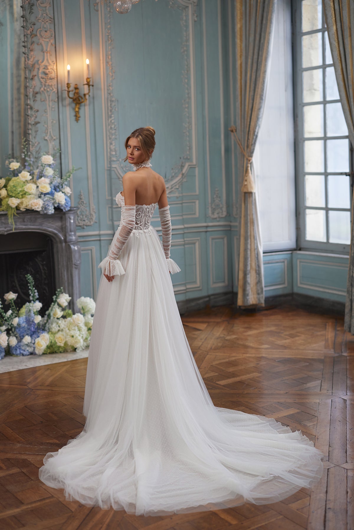 Abito da sposa Dothea – un corpetto scolpito senza spalline, percorso da dettagli luminosi, DAMA Couture Something Blue 2027.