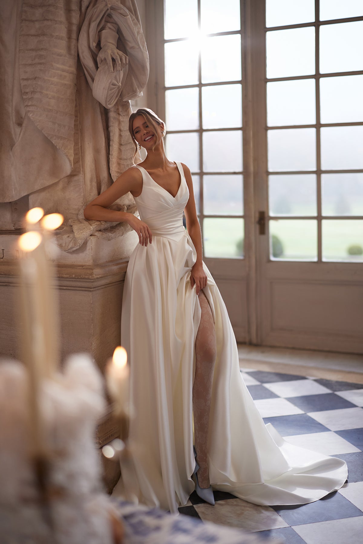 Abito da sposa Elvira – abito da sposa a trapezio con uno scollo a V aperto e una gonna drappeggiata dalle linee essenziali con spacco alto.