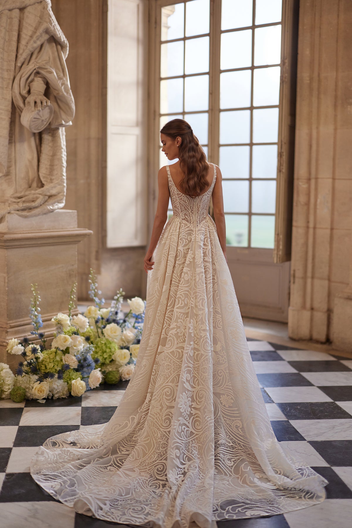 Abito da sposa Frigga – spalline sottili, uno scollo quadrato e un’ampia gonna da ballo in pizzo grafico.