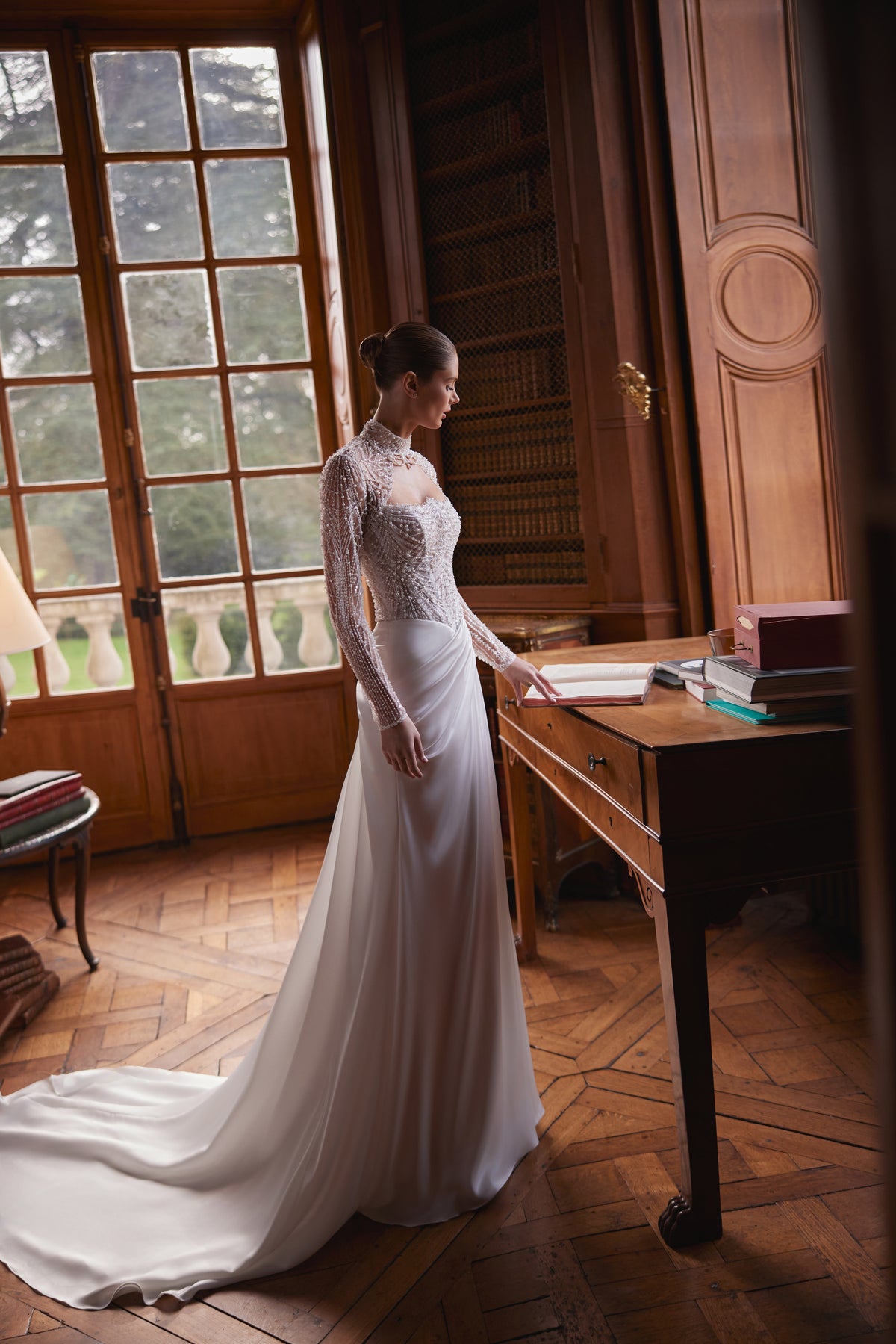 Abito da sposa Greta – abito da sposa con un corsetto senza spalline riccamente decorato di perline e una gonna drappeggiata in raso, DAMA Couture.