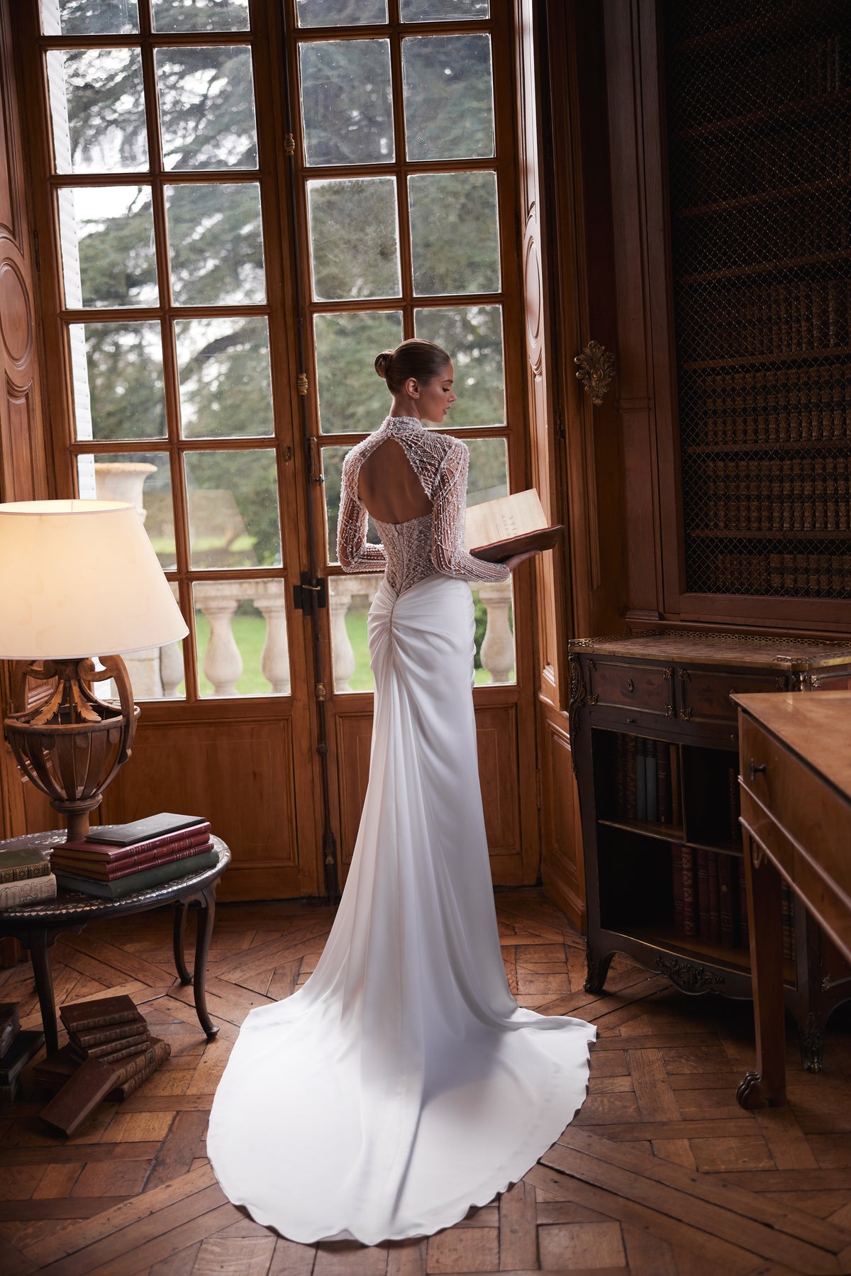 Abito da sposa Greta – un corsetto senza spalline riccamente decorato di perline e una gonna drappeggiata in raso, della collezione sposa Something Blue 2027.