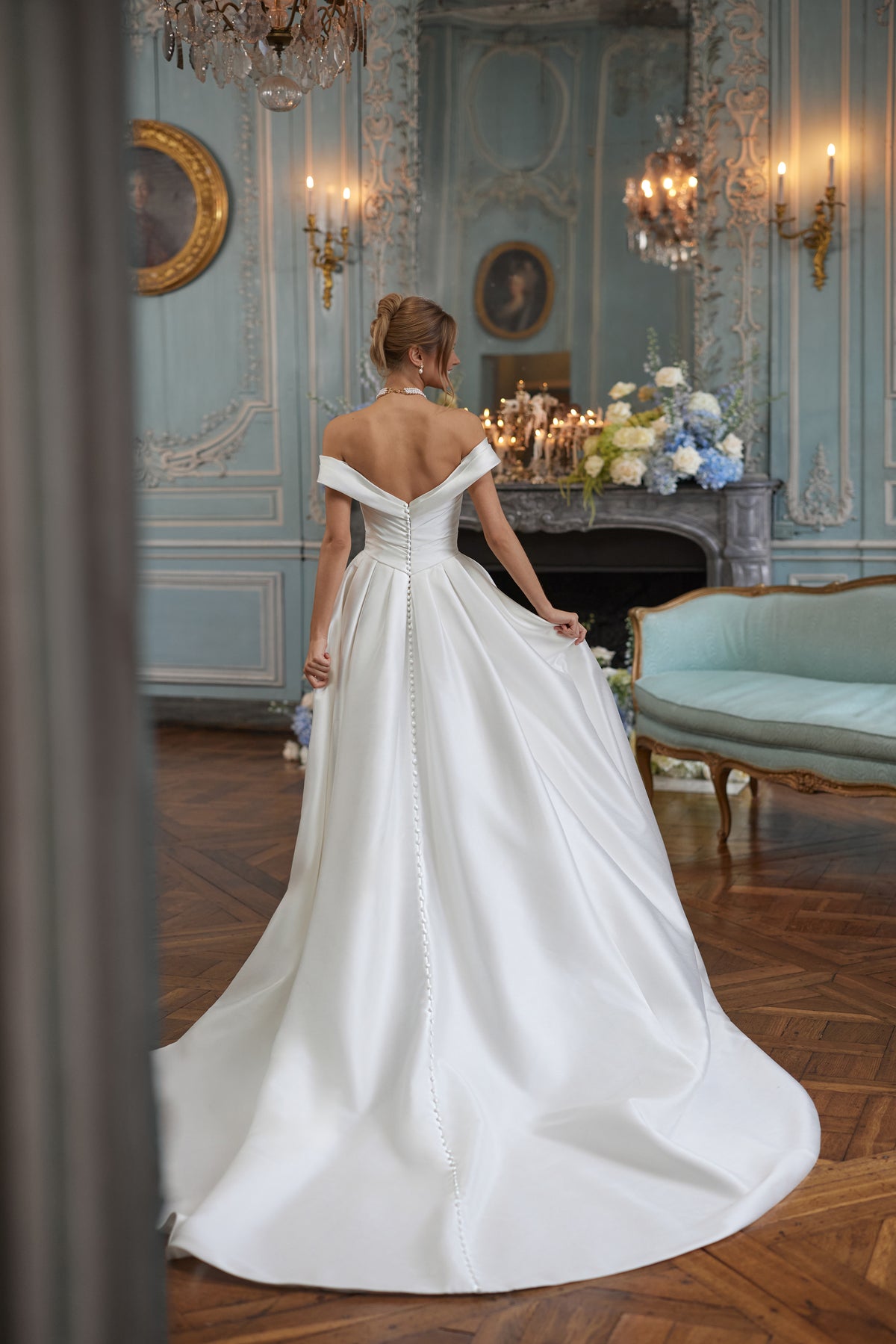 Abito da sposa Heloise – abito da sposa a trapezio con uno scollo morbidamente drappeggiato che lascia le spalle scoperte, in raso dalle linee essenziali.