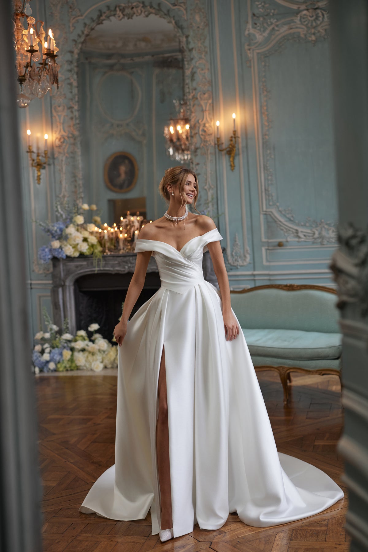 Abito da sposa Heloise – uno scollo morbidamente drappeggiato che lascia le spalle scoperte, in raso dalle linee essenziali.