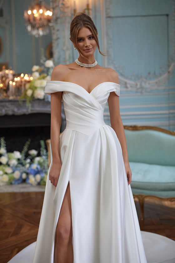 Abito da sposa Heloise – uno scollo morbidamente drappeggiato che lascia le spalle scoperte, in raso dalle linee essenziali, DAMA Couture Something Blue 2027.