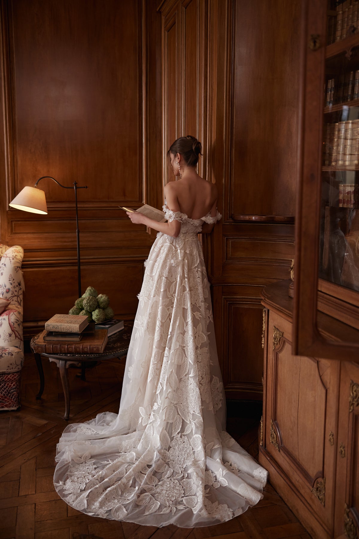 Abito da sposa Hydragenea – abito da sposa a trapezio con uno scollo profondo e spalline floreali scese.