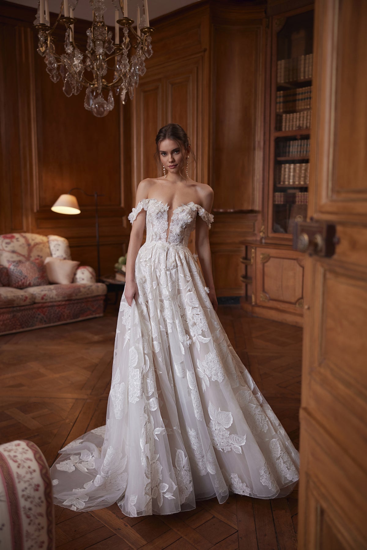 Abito da sposa Hydragenea – uno scollo profondo e spalline floreali scese.