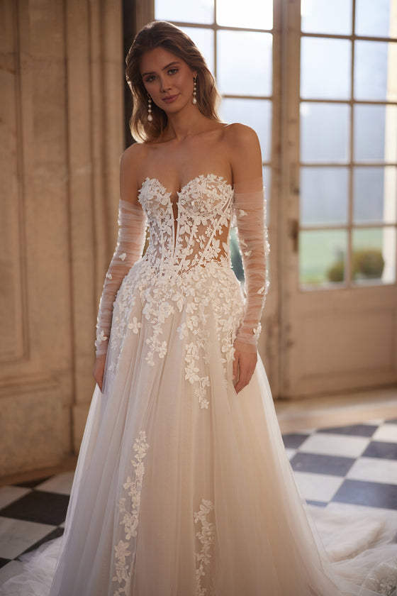 Abito da sposa Ines – abito da sposa a trapezio con un corpetto scolpito senza spalline e una gonna in tulle con pizzo floreale.