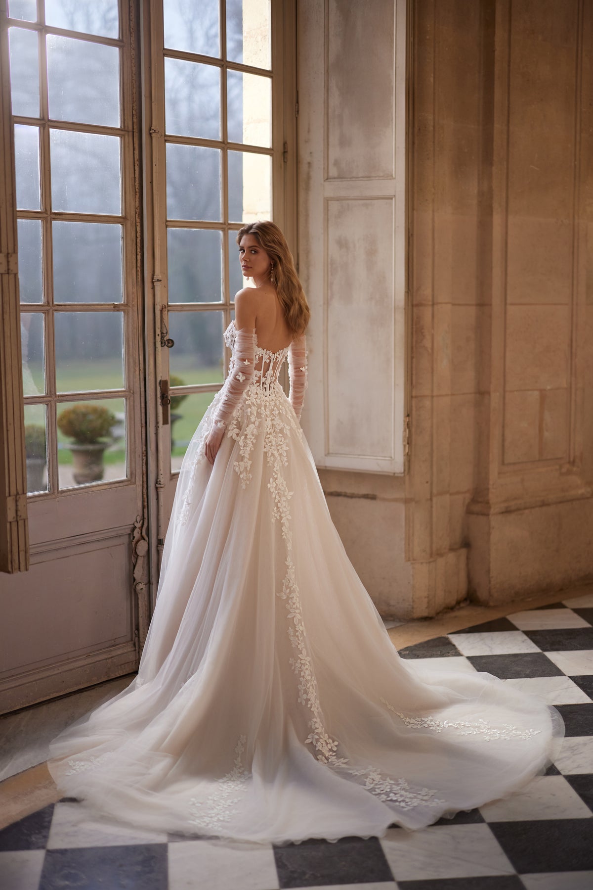 Abito da sposa Ines – un corpetto scolpito senza spalline e una gonna in tulle con pizzo floreale.