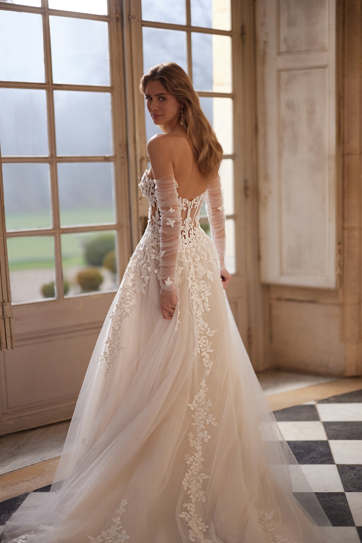 Abito da sposa Ines – un corpetto scolpito senza spalline e una gonna in tulle con pizzo floreale, DAMA Couture Something Blue 2027.