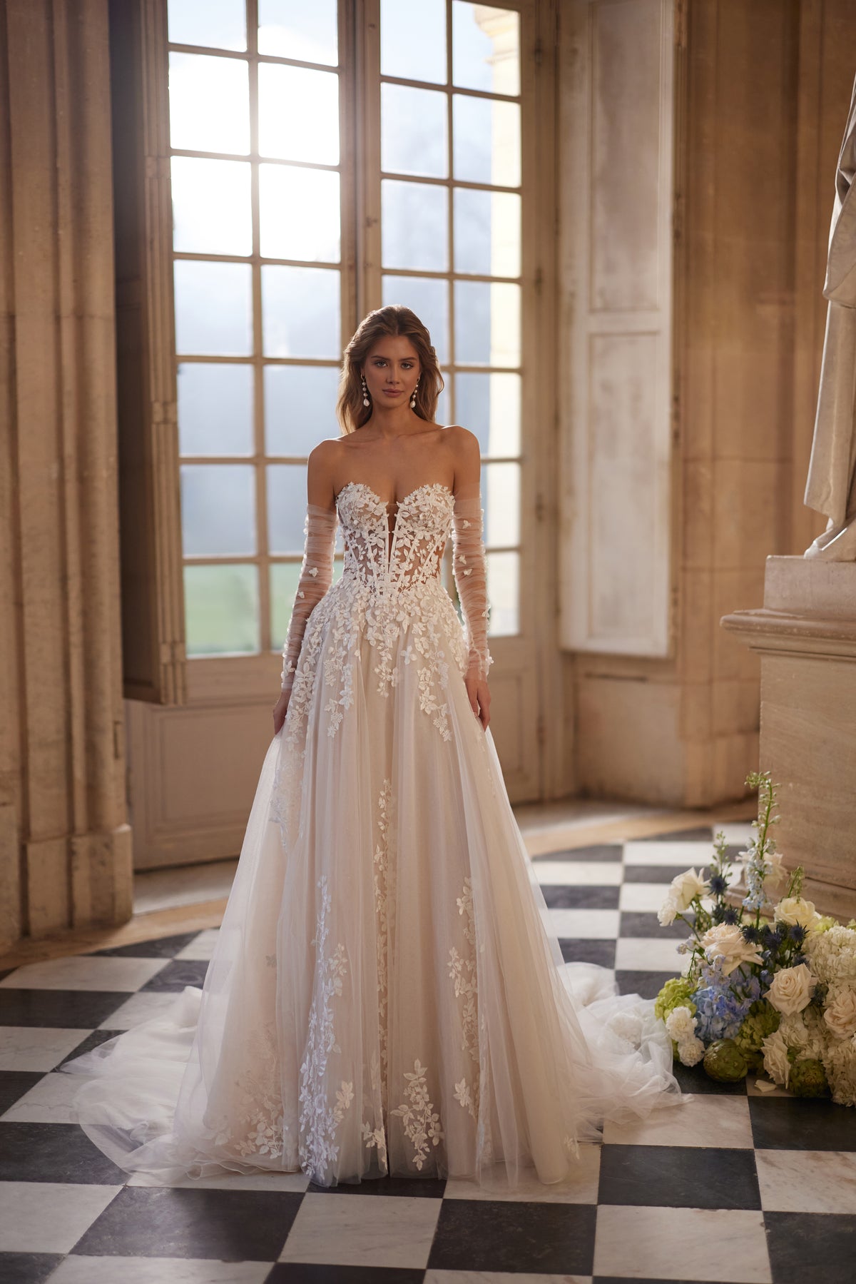 Abito da sposa Ines della collezione Something Blue 2027 – un corpetto scolpito senza spalline e una gonna in tulle con pizzo floreale.