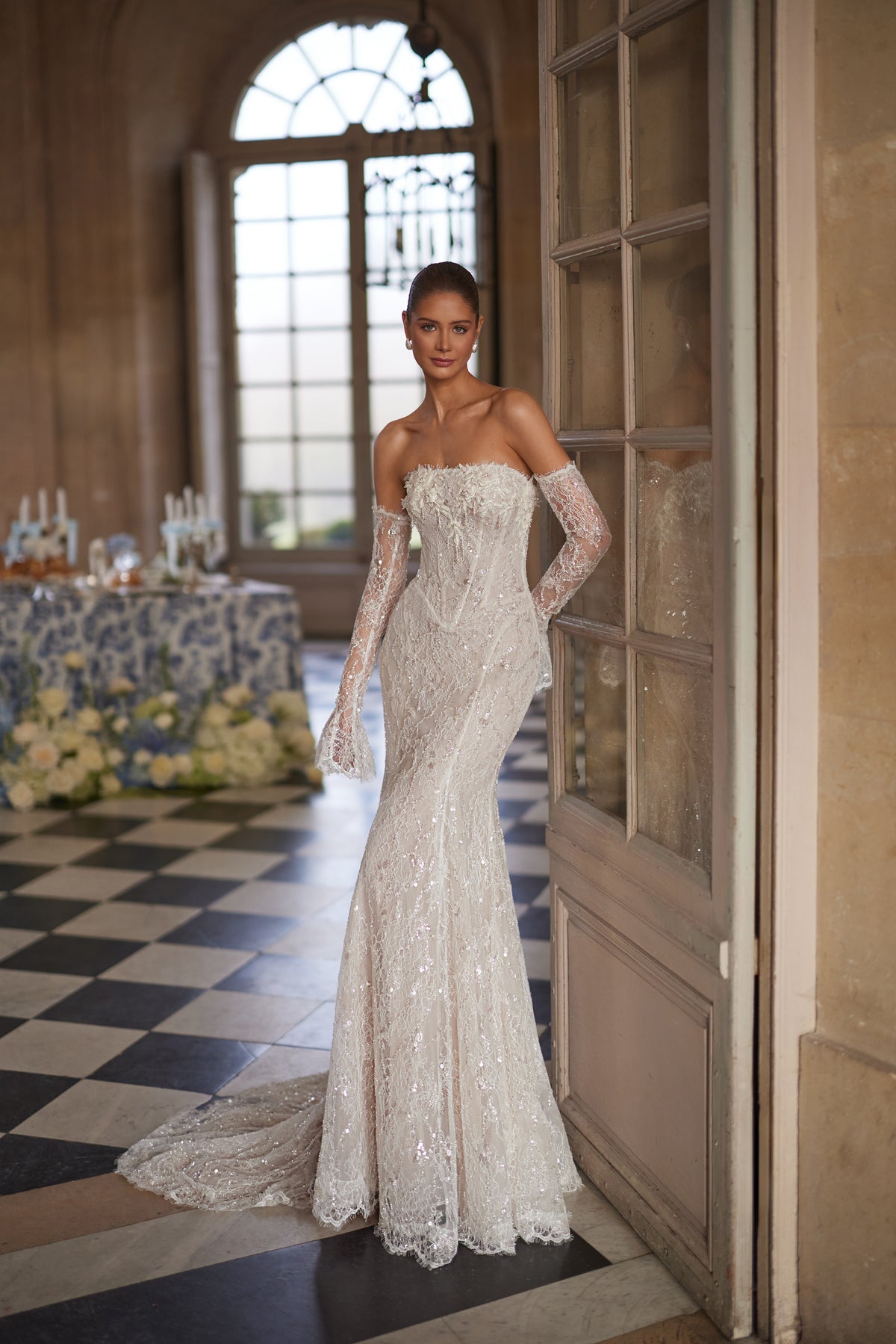Abito da sposa Irulian – un corpetto luminoso senza spalline e una silhouette aderente in pizzo.