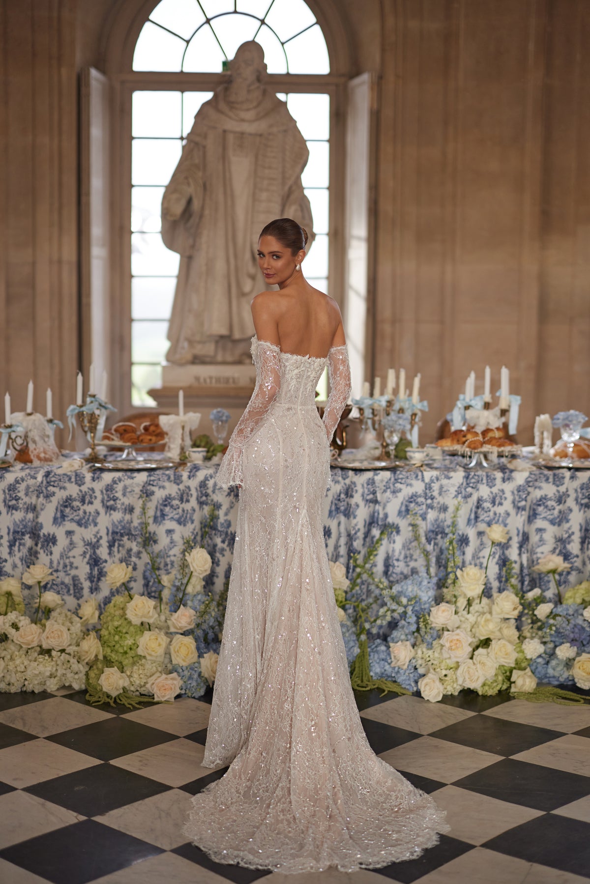 Abito da sposa Irulian – un corpetto luminoso senza spalline e una silhouette aderente in pizzo, DAMA Couture Something Blue 2027.