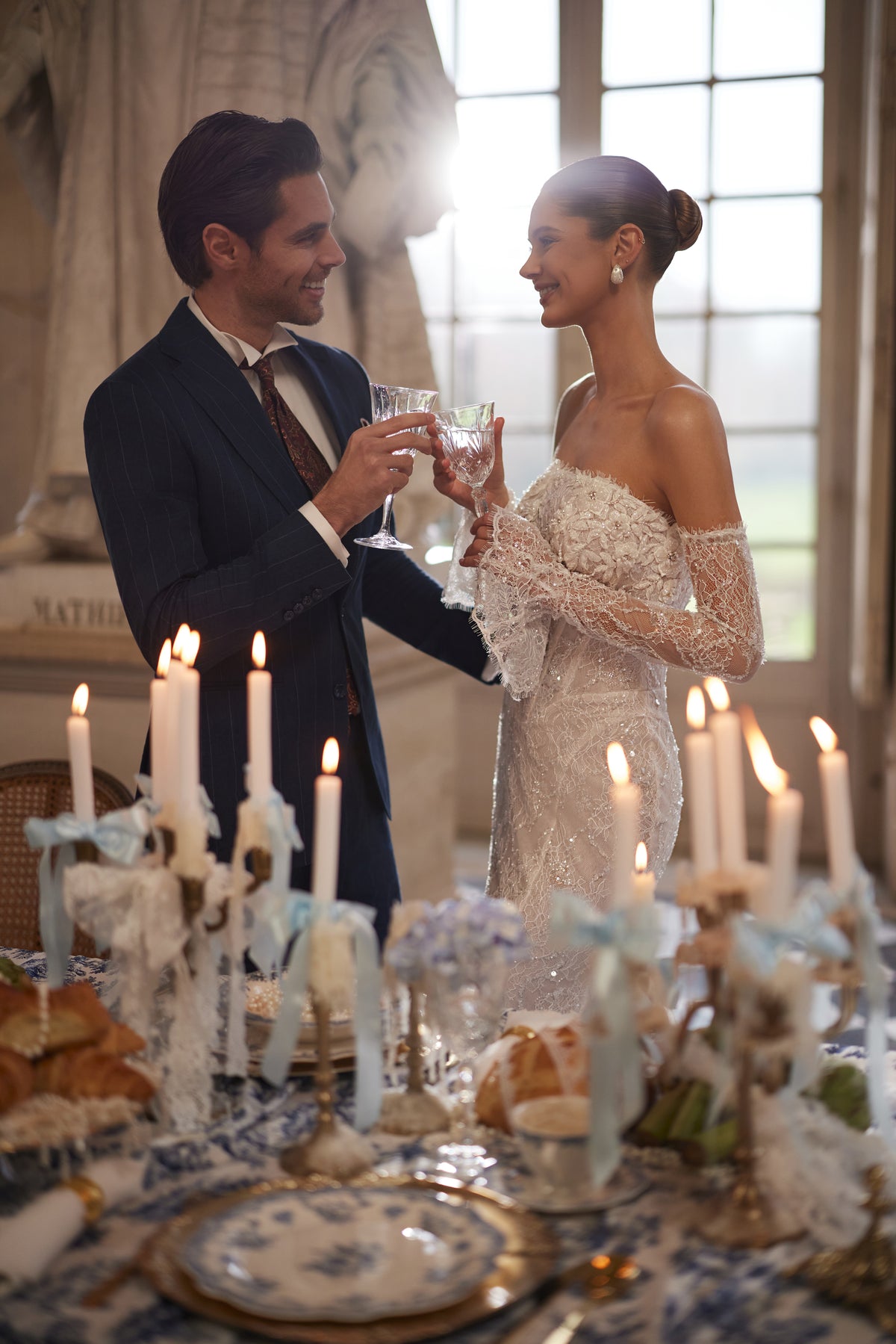 Abito da sposa Irulian della collezione Something Blue 2027 – un corpetto luminoso senza spalline e una silhouette aderente in pizzo.