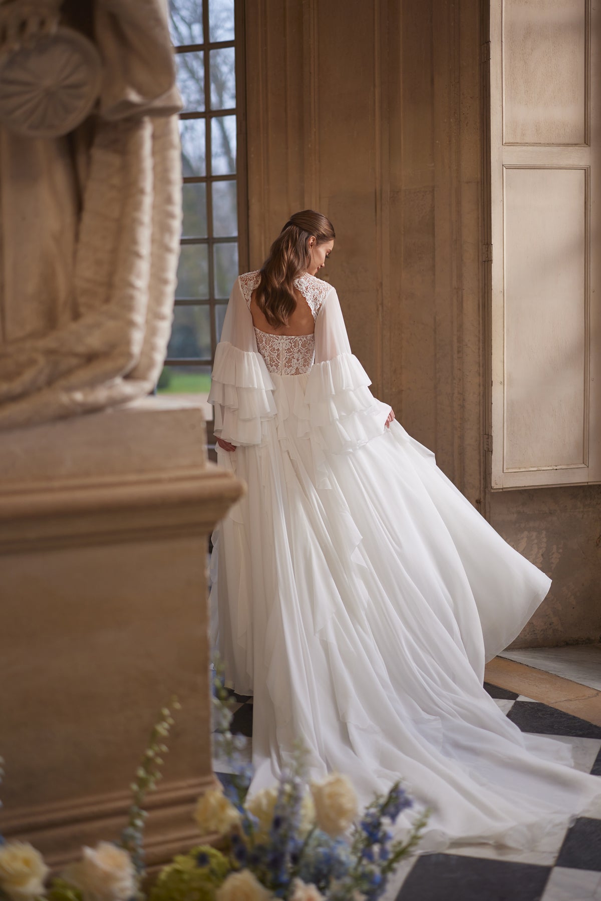 Abito da sposa Isolde – un corsetto in pizzo con scollo a cuore e una leggera gonna in tulle.