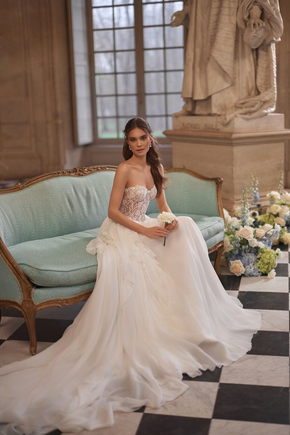 Abito da sposa Isolde della collezione Something Blue 2027 – un corsetto in pizzo con scollo a cuore e una leggera gonna in tulle.