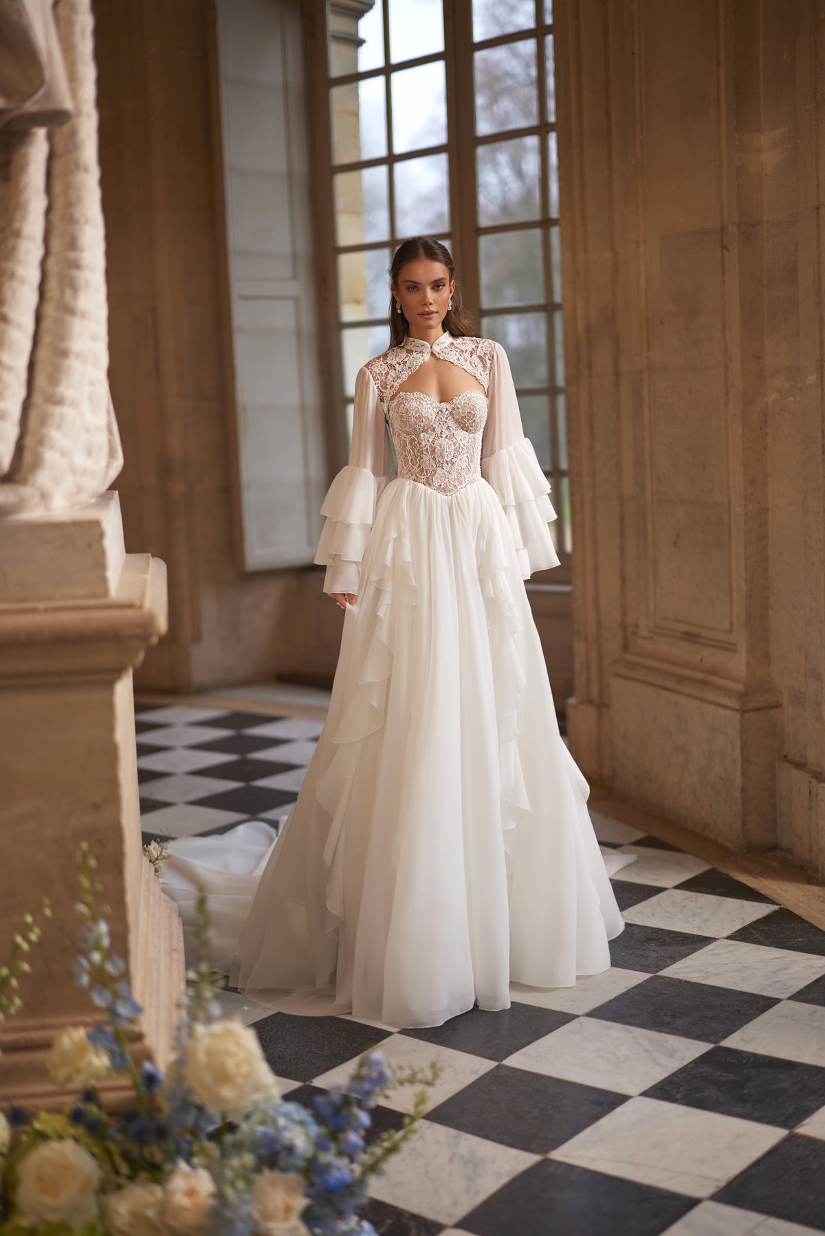 Abito da sposa Isolde – silhouette a trapezio con un corsetto in pizzo con scollo a cuore e una leggera gonna in tulle.