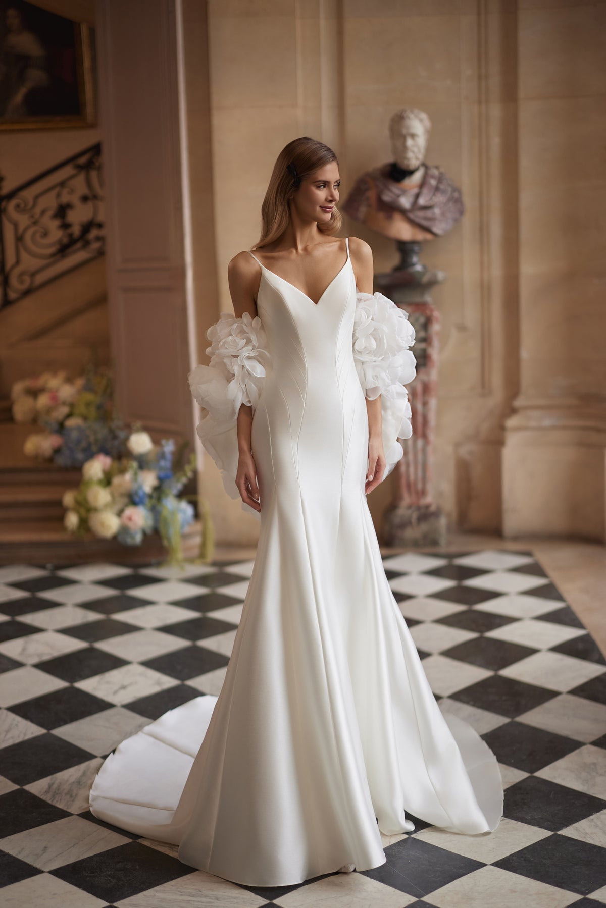 Abito da sposa Josephin – abito da sposa a sirena con uno scollo a V profondo e la schiena scoperta, in raso fluido.