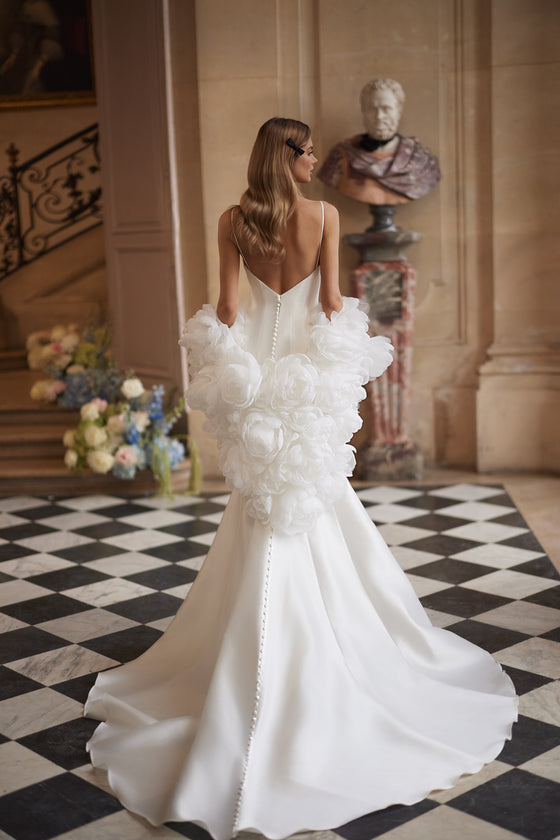 Cappa Josephin – cappa da sposa trasparente con bordi ricamati, indossata sull’abito da sposa Josephin.