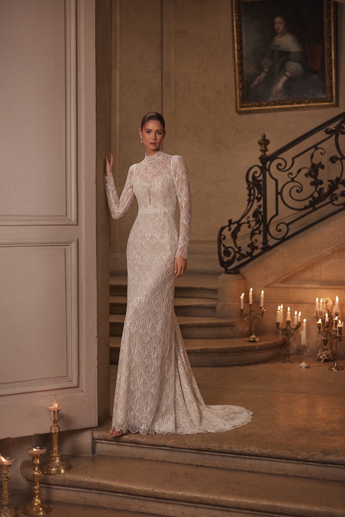 Abito da sposa Juniona – abito da sposa a sirena con un collo alto, maniche lunghe aderenti e pizzo geometrico.