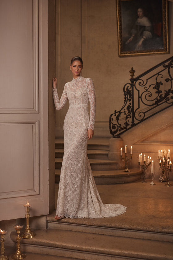 Abito da sposa Juniona – abito da sposa a sirena con un collo alto, maniche lunghe aderenti e pizzo geometrico.